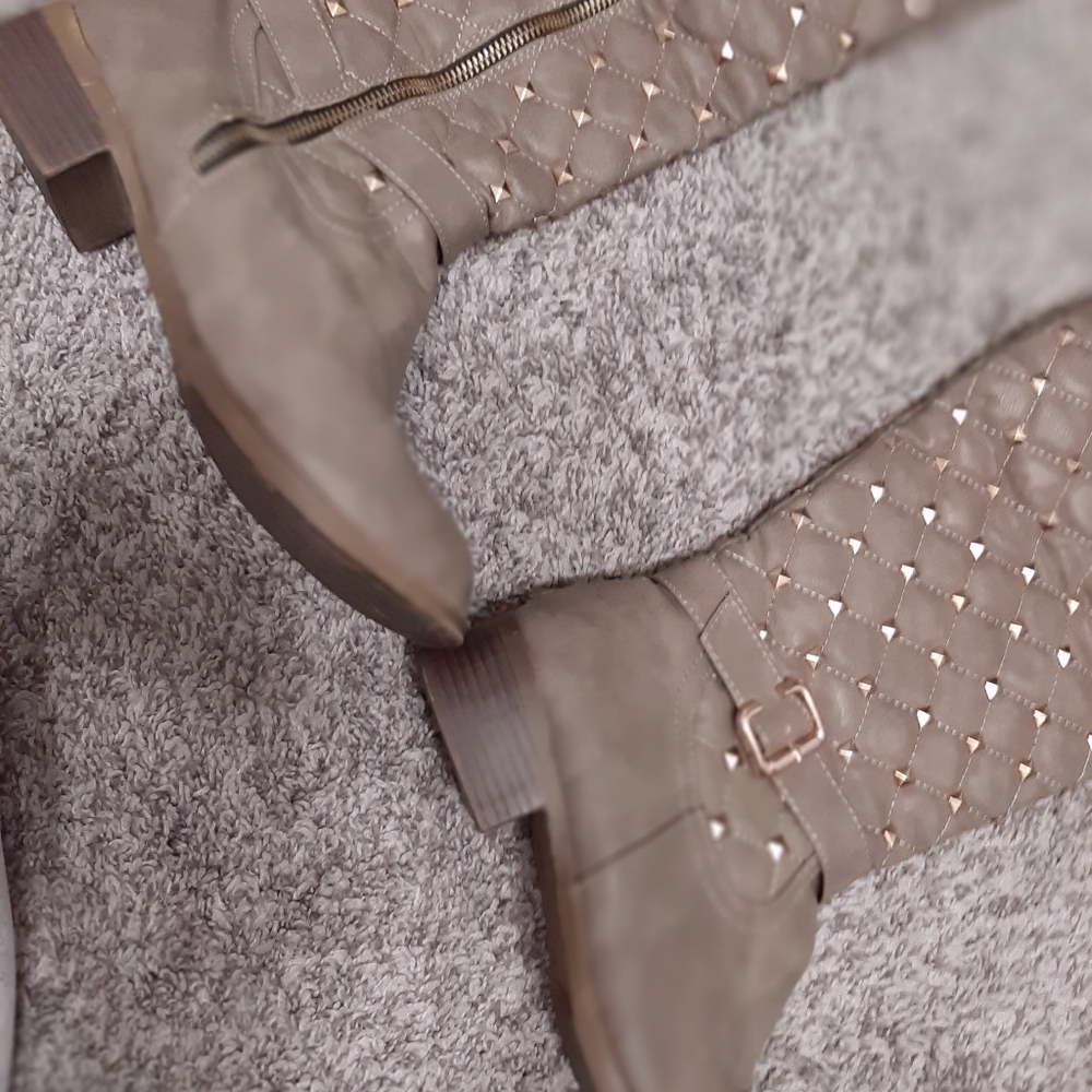 Boots ๐ข ๐ข - Picture 6 of 16
